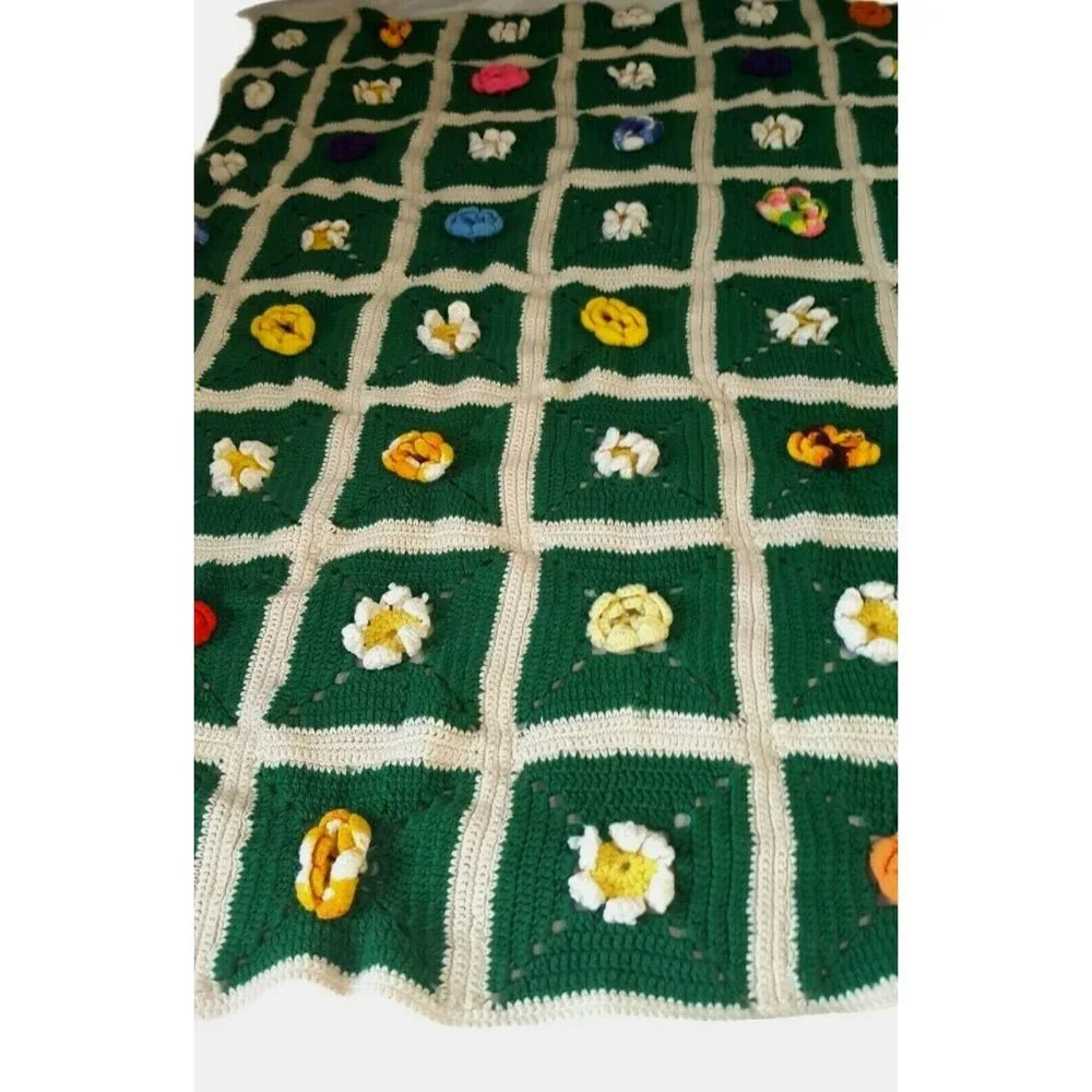 Vintage granny square Afghan flower center Green White 43 x 58 Crochet Hand Made